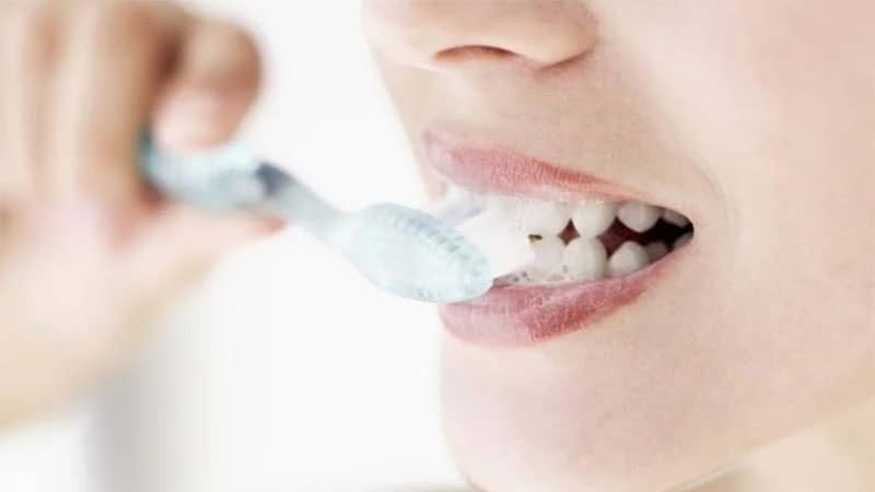 Los 10 errores más comunes al cepillarse los dientes (y cómo corregirlos)