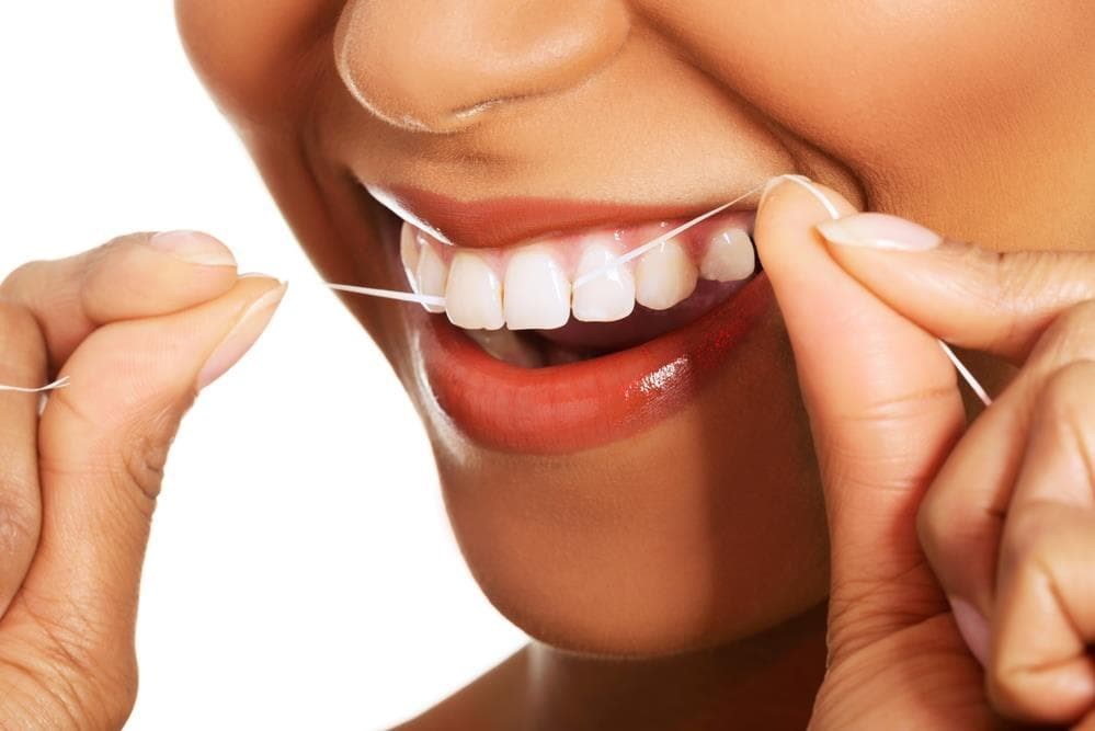 La importancia del uso del hilo dental y cómo usarlo correctamente